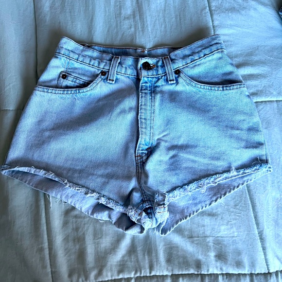 High waist Levi’s shorts! - Picture 3 of 4